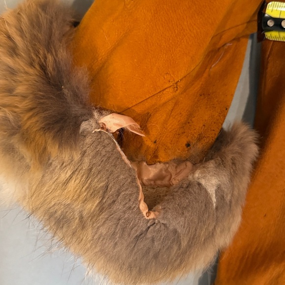Luxurious Fur-Trimmed Tan Coat- Vintage - Picture 7 of 8